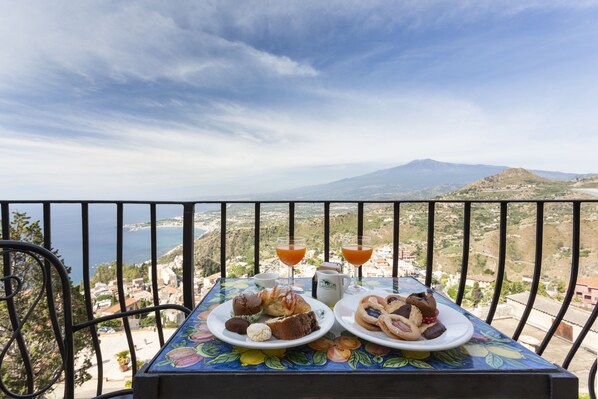 Tägliches kontinentales Frühstück (7.5 EUR pro Person)