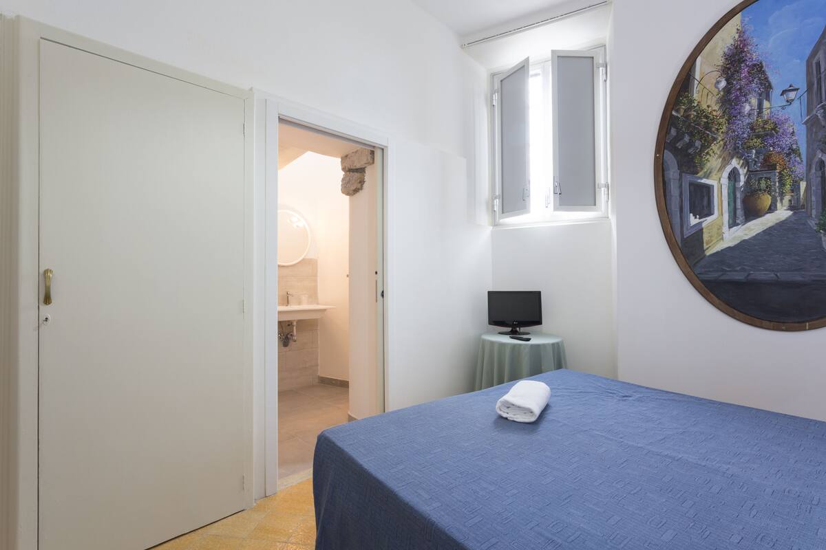 In-room safe, WiFi (free)