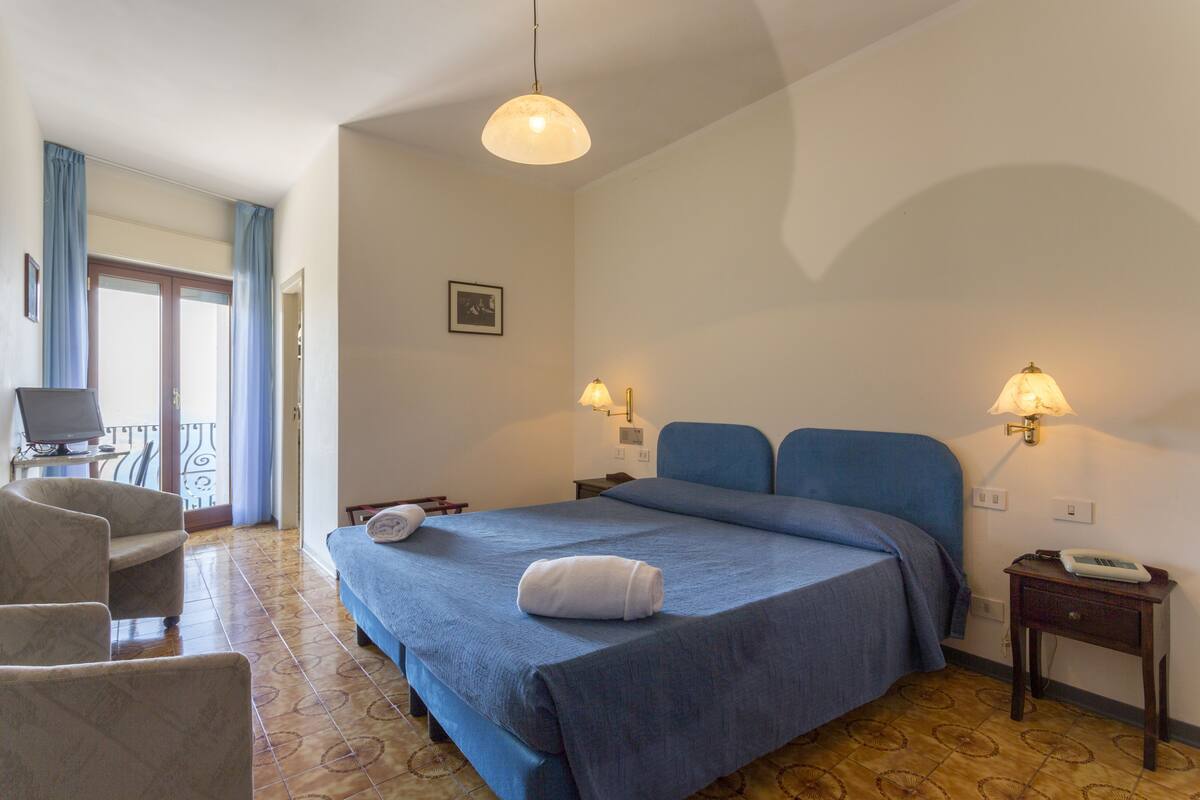 In-room safe, WiFi (free)