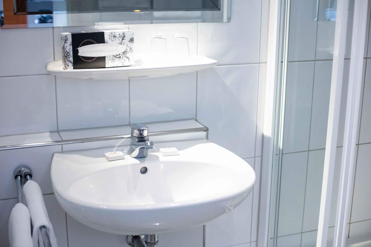 twin room | bathroom | free toiletries, hair dryer, towels