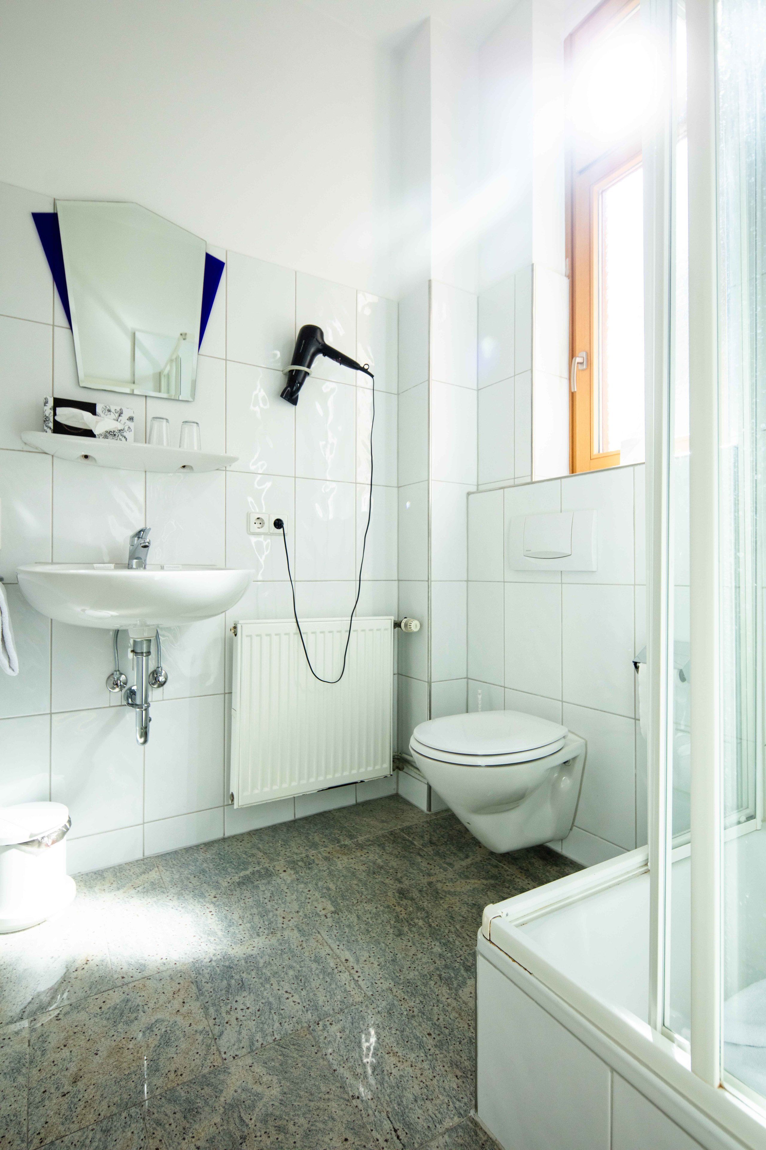 single room | bathroom | free toiletries, hair dryer, towels