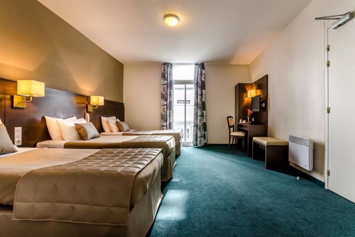 Triple Room | Desk, blackout drapes, soundproofing, free WiFi