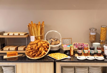 Daily buffet breakfast for a fee. Hôtel Croix des Bretons Lourdes Pyrénées
