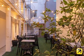 Terrace/patio - Hôtel Croix des Bretons Lourdes Pyrénées (Lourdes)