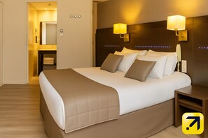 Double Room | Desk, blackout curtains, soundproofing, free WiFi - Hôtel Croix des Bretons Lourdes Pyrénées (Lourdes)
