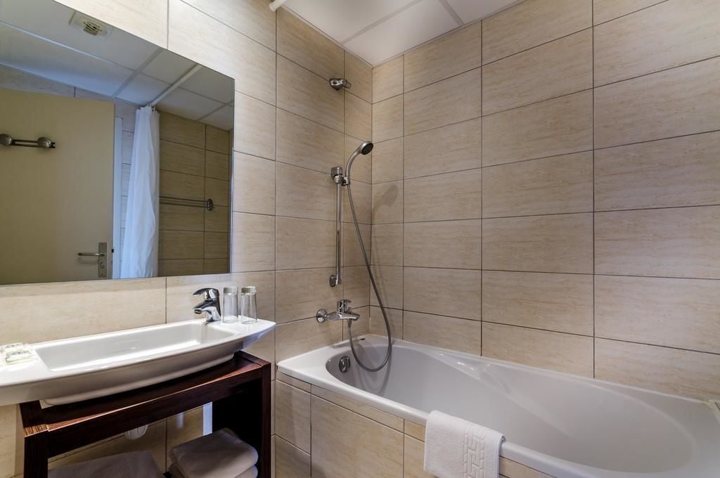 triple room | bathroom | free toiletries, hair dryer, towels