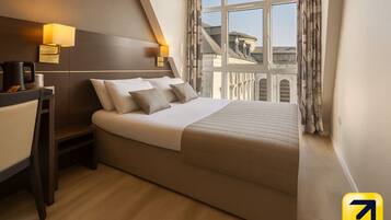 مكتب وستائر تعتيم وتجهيزات عازلة للصوت وواي فاي مجانًا