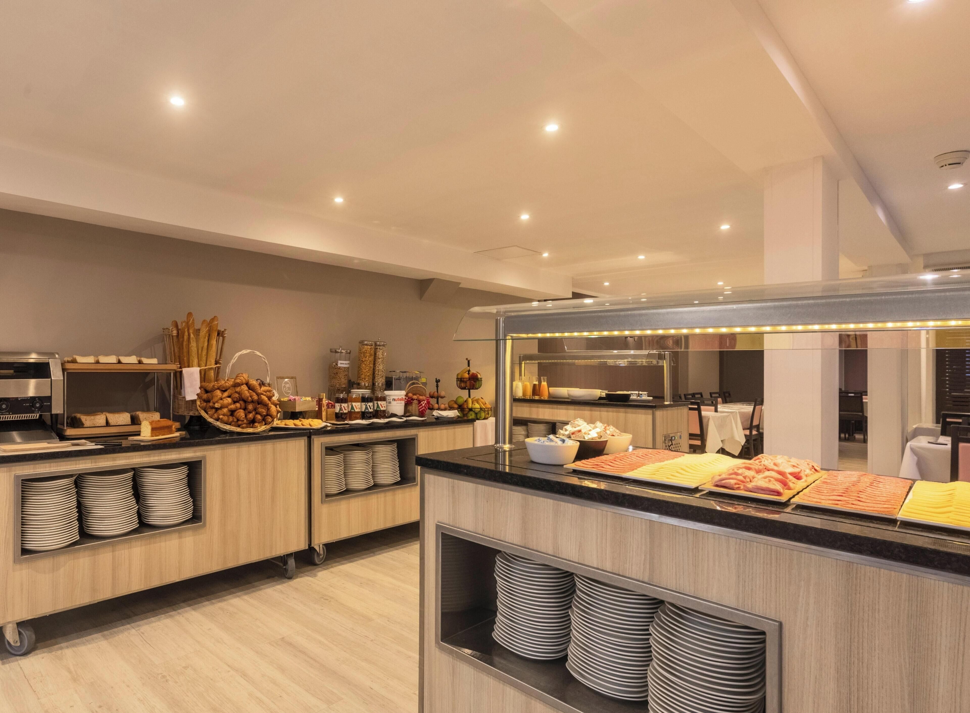 Petit déjeuner buffet (10 EUR par personne)