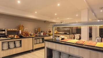 Petit déjeuner buffet (10 EUR par personne)