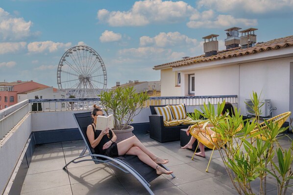 Superior tweepersoonskamer, terras | Luxe beddengoed, een kluis op de kamer, een bureau