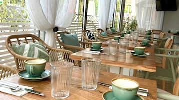 Desayuno buffet (EUR 14 por persona)