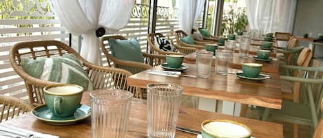 Desayuno buffet (EUR 14 por persona)