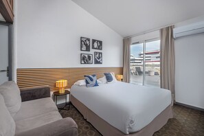 Superior tweepersoonskamer, terras | Luxe beddengoed, een kluis op de kamer, een bureau