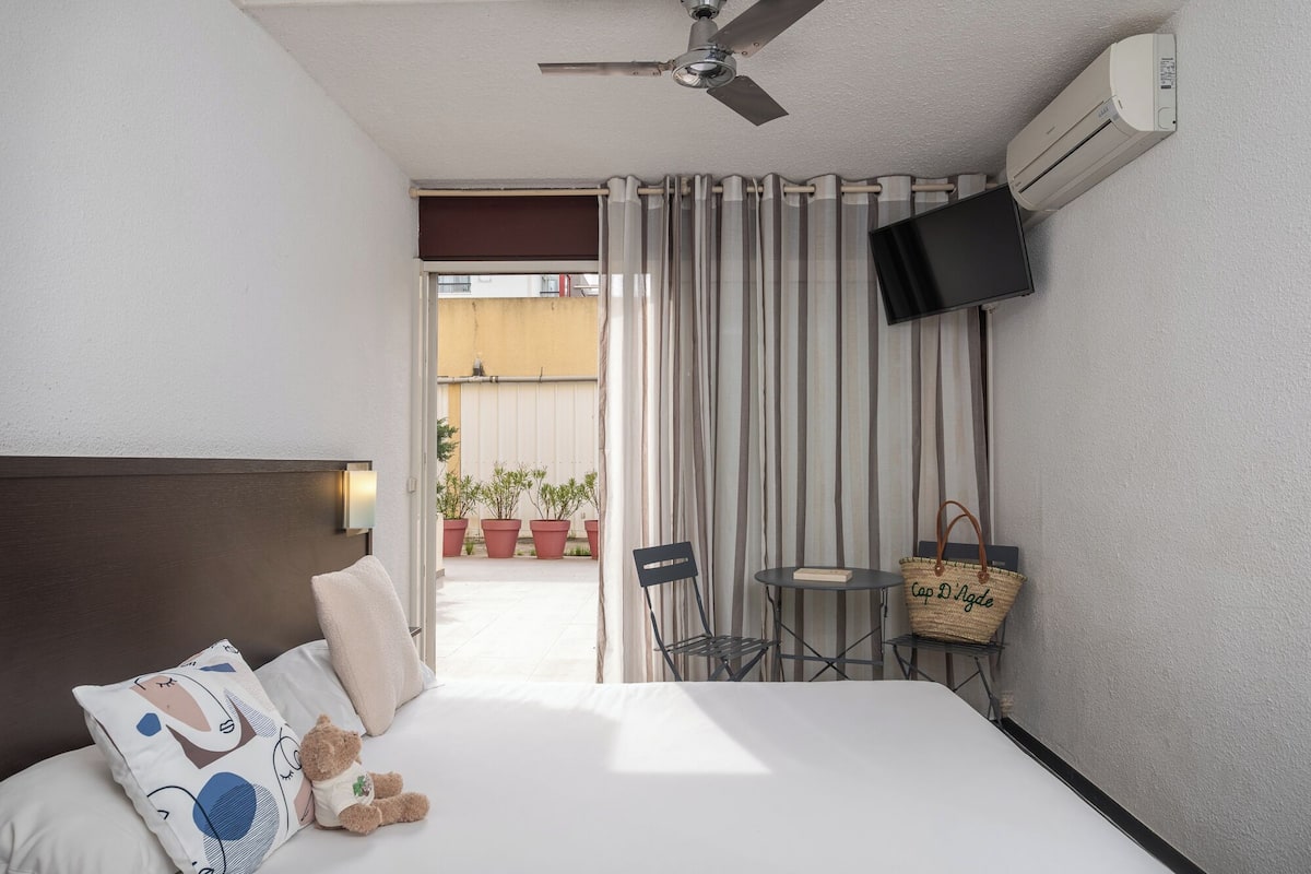 Luxe beddengoed, een kluis op de kamer, een bureau