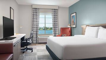 Evolution-rom, kingsize-seng, god utsikt | Sengetøy av topp kvalitet, dundyner og skrivebord