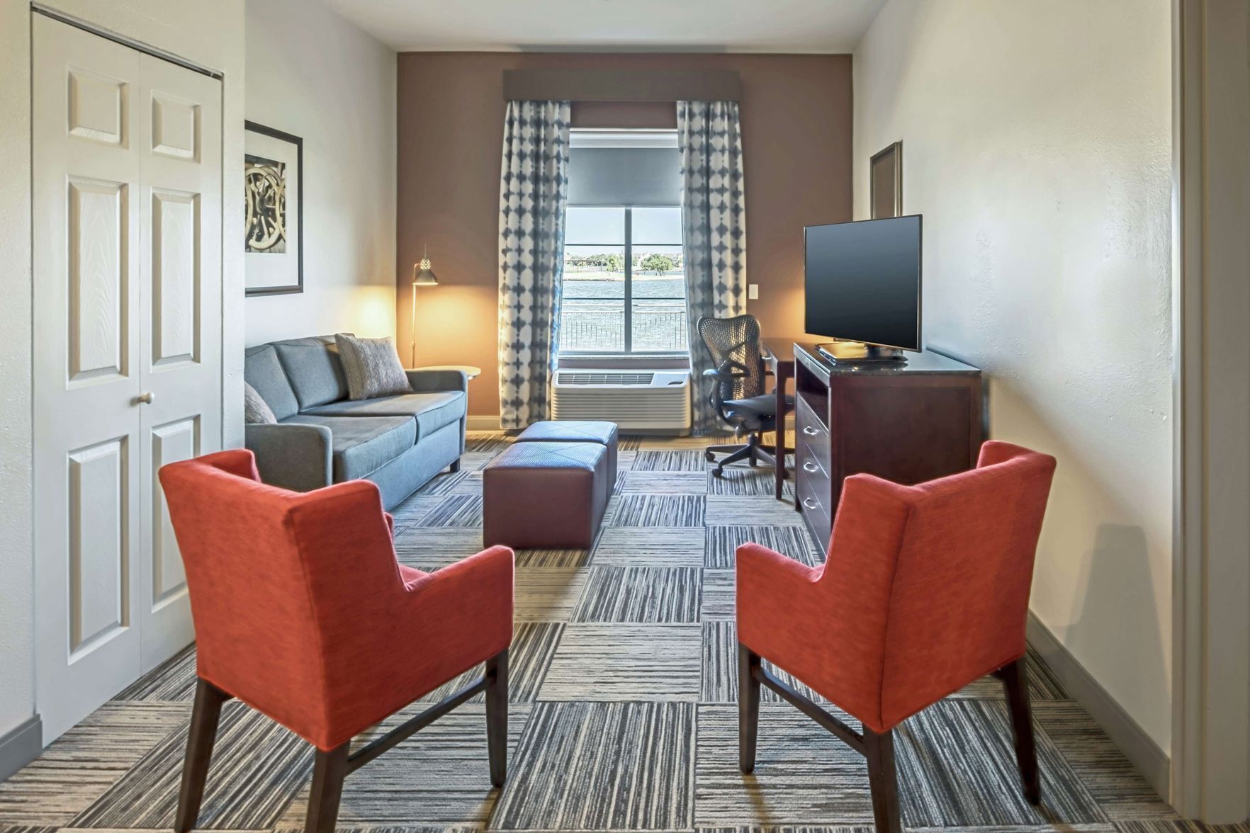 Living area | 42-inch flat-screen TV with satellite channels, TV