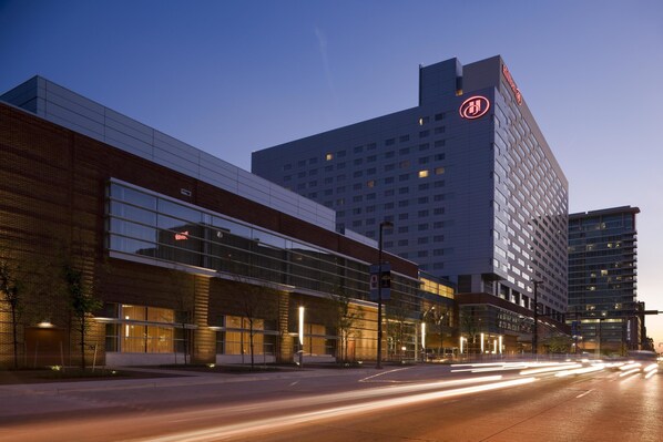 Front of property - evening/night - Hilton Baltimore Inner Harbor (Baltimore)
