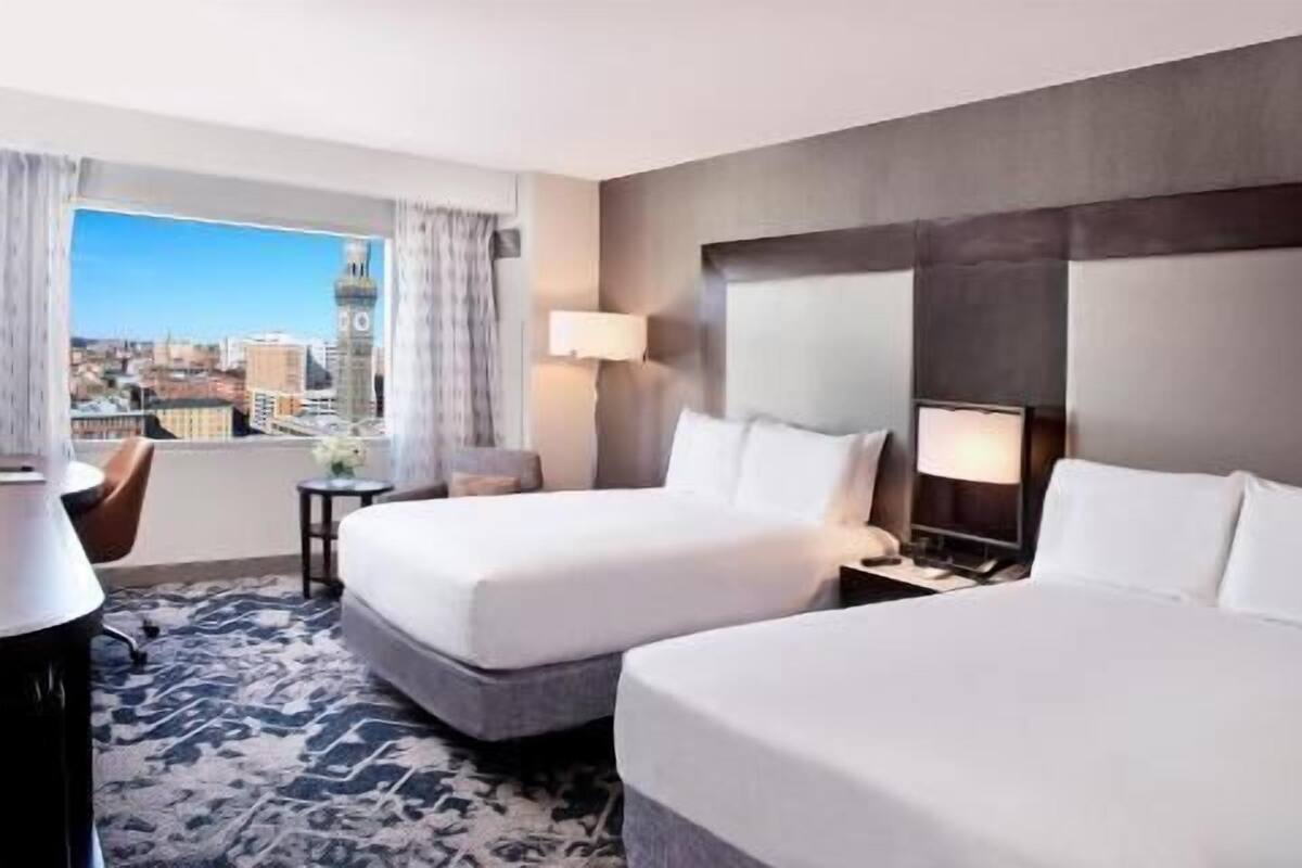 أغطية فراش متميزة وأسرّة بطبقة علوية مريحة وخزنة داخل الغرفة ومكتب