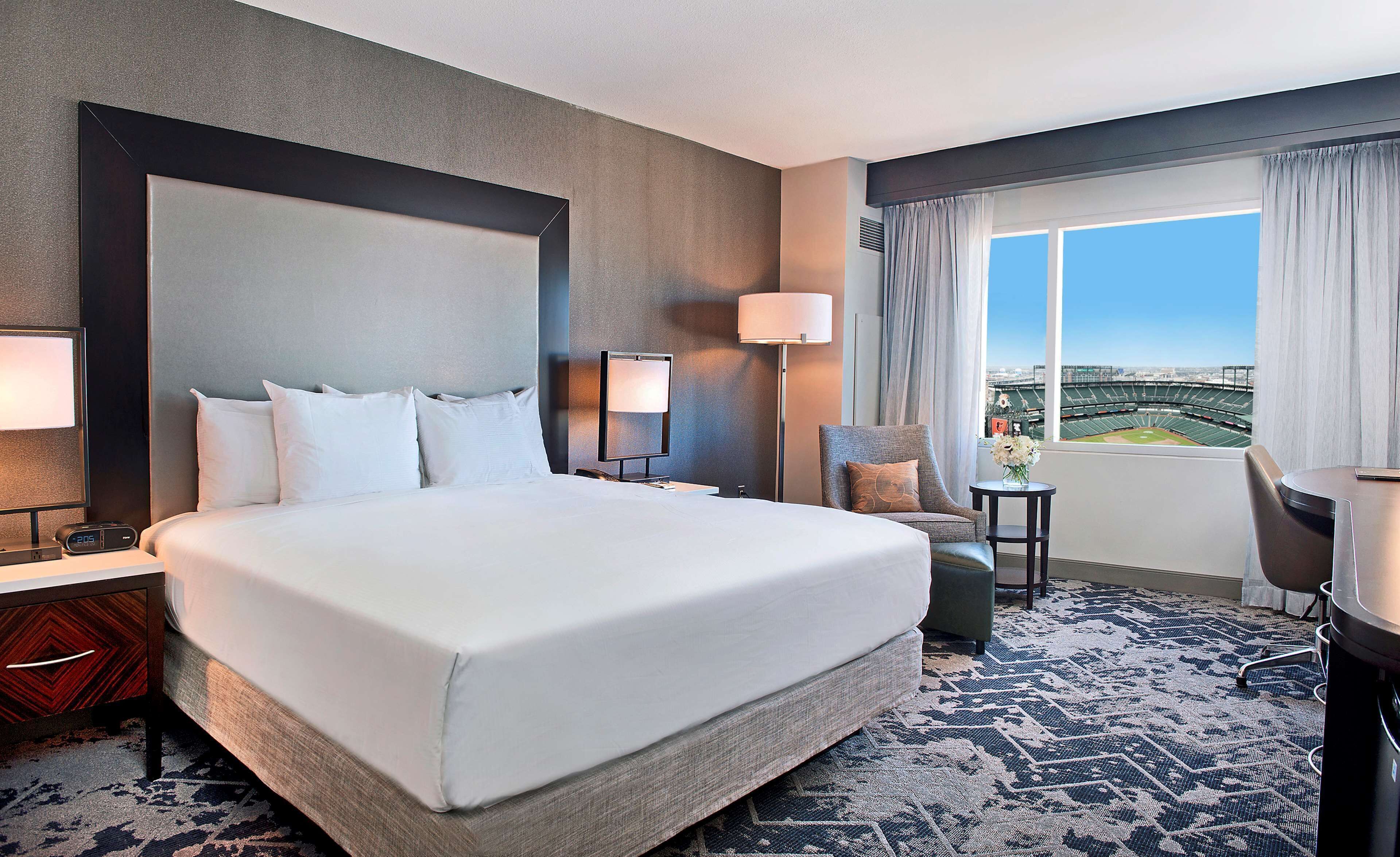 أغطية فراش متميزة وأسرّة بطبقة علوية مريحة وخزنة داخل الغرفة ومكتب