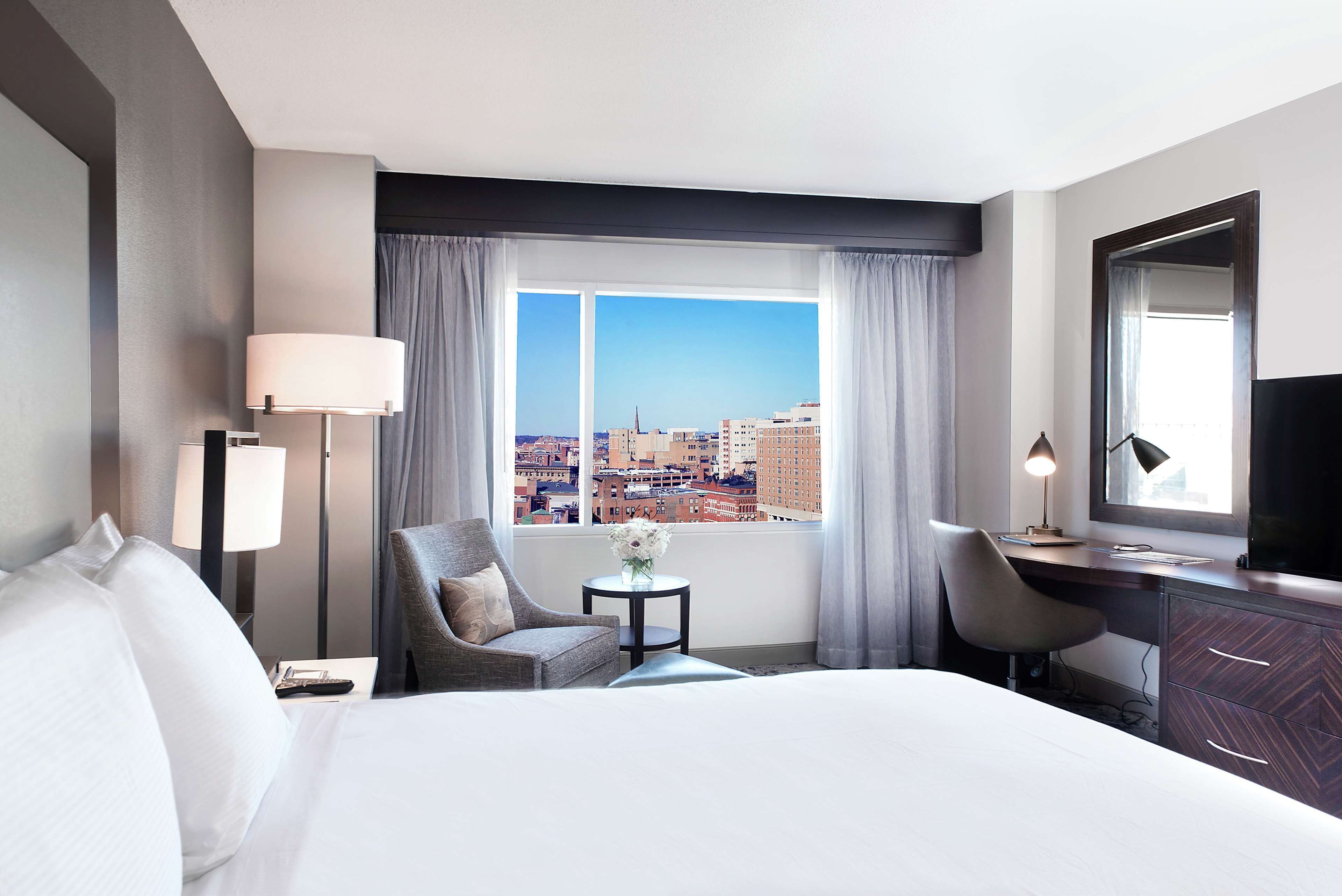 أغطية فراش متميزة وأسرّة بطبقة علوية مريحة وخزنة داخل الغرفة ومكتب