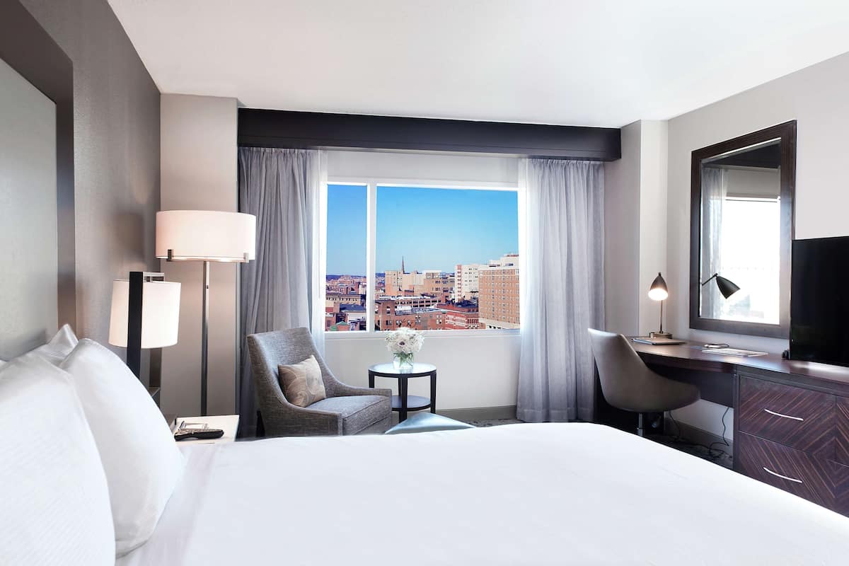 أغطية فراش متميزة وأسرّة بطبقة علوية مريحة وخزنة داخل الغرفة ومكتب