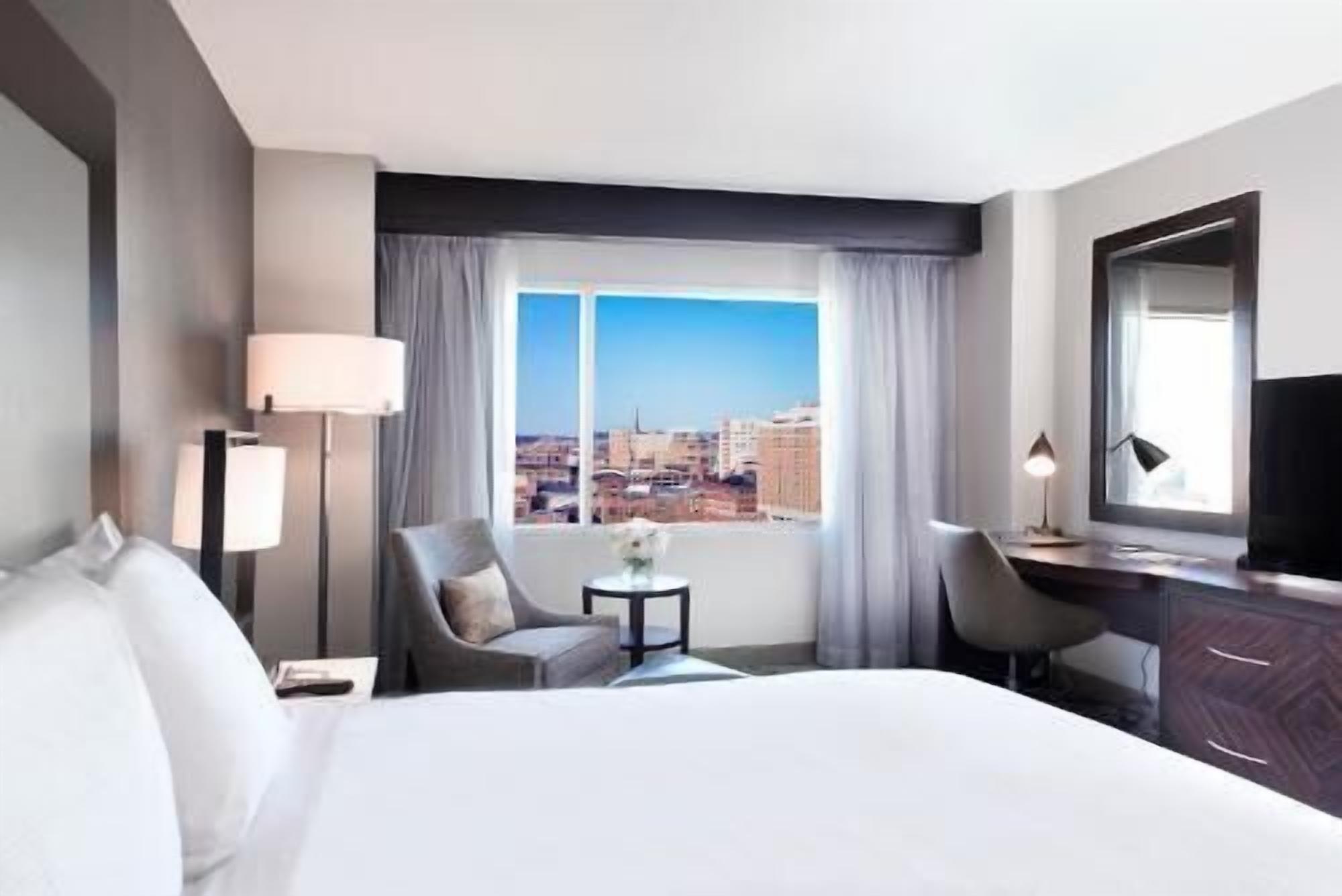 أغطية فراش متميزة وأسرّة بطبقة علوية مريحة وخزنة داخل الغرفة ومكتب