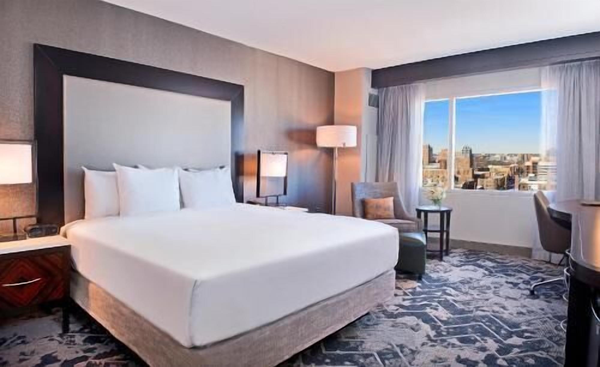 أغطية فراش متميزة وأسرّة بطبقة علوية مريحة وخزنة داخل الغرفة ومكتب