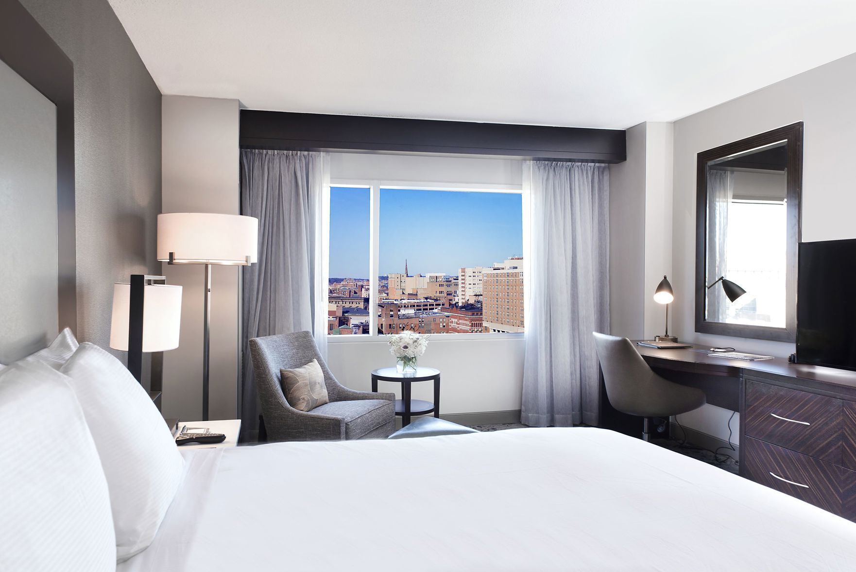 أغطية فراش متميزة وأسرّة بطبقة علوية مريحة وخزنة داخل الغرفة ومكتب