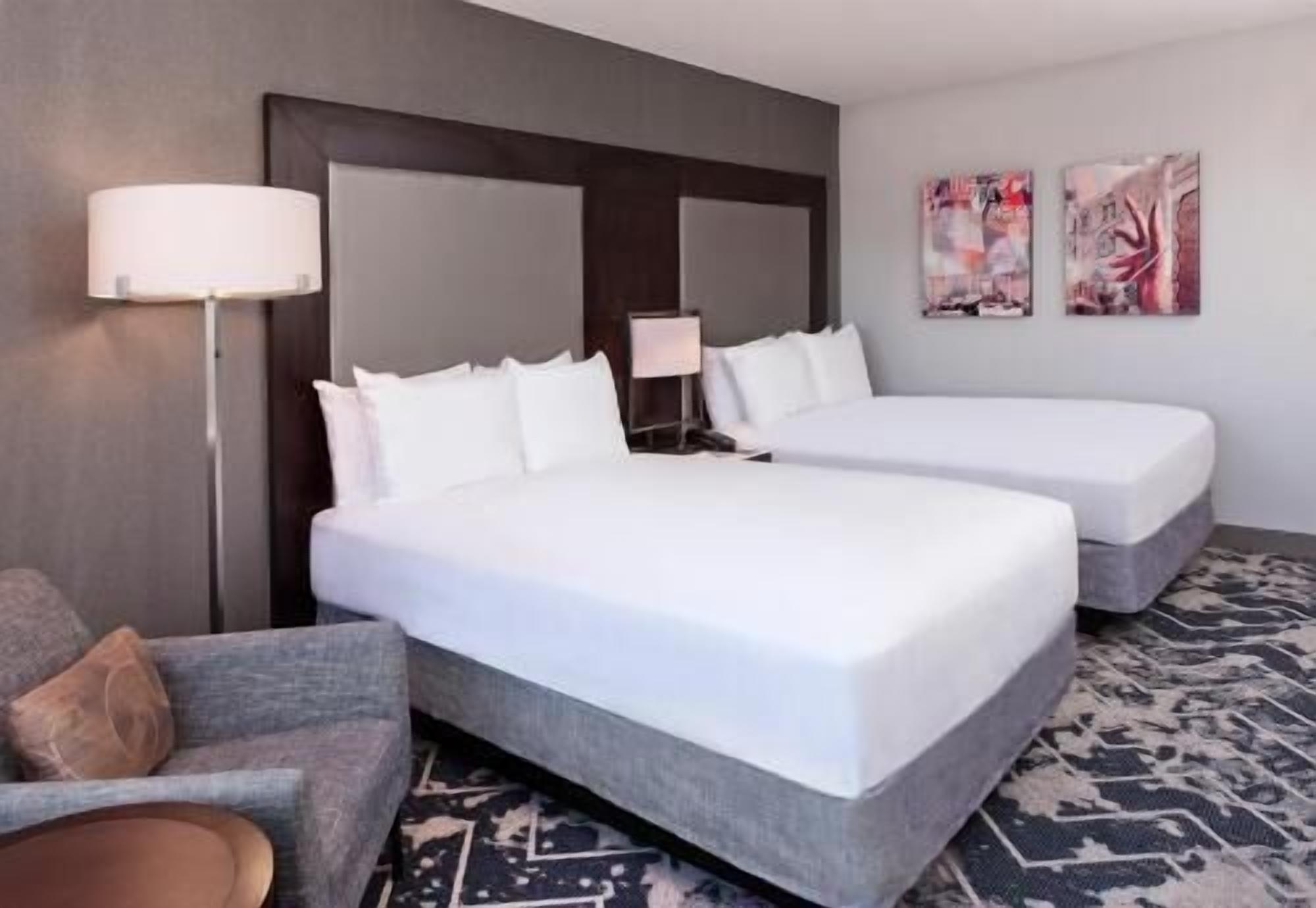 أغطية فراش متميزة وأسرّة بطبقة علوية مريحة وخزنة داخل الغرفة ومكتب