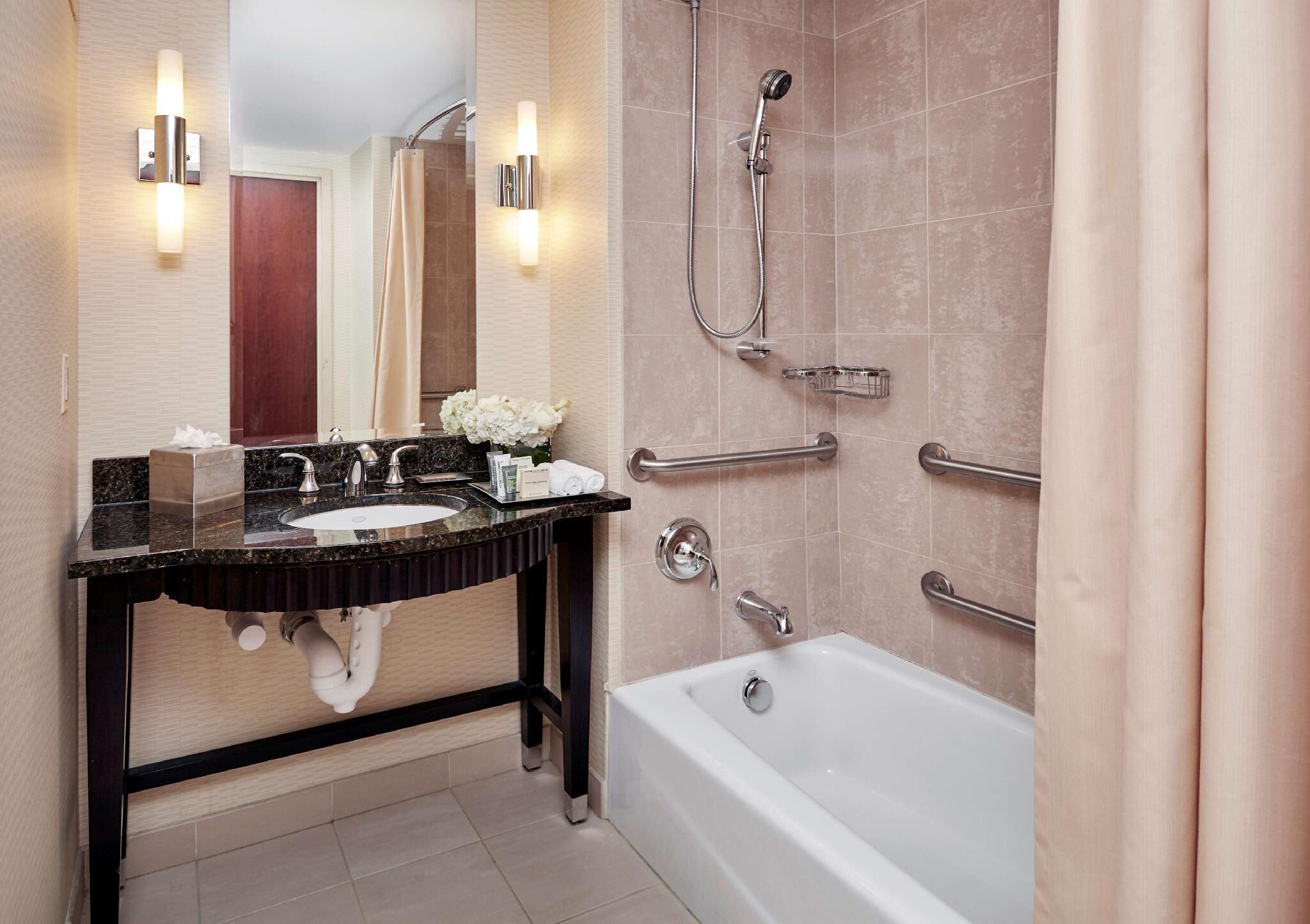 حمام | وحدات دش مع أحواض استحمام، مستلزمات فاخرة للعناية الشخصية، مجففات شعر