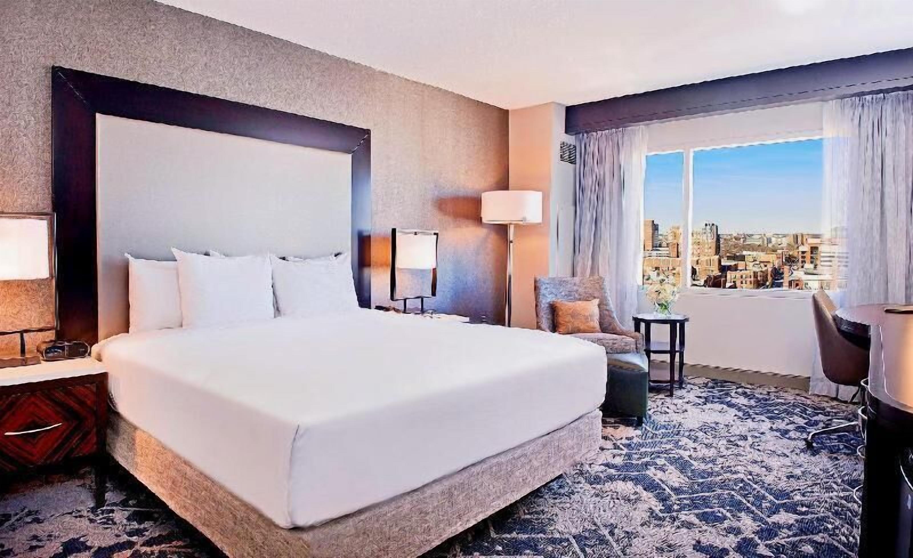 أغطية فراش متميزة وأسرّة بطبقة علوية مريحة وخزنة داخل الغرفة ومكتب