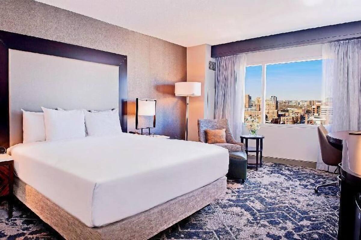 أغطية فراش متميزة وأسرّة بطبقة علوية مريحة وخزنة داخل الغرفة ومكتب