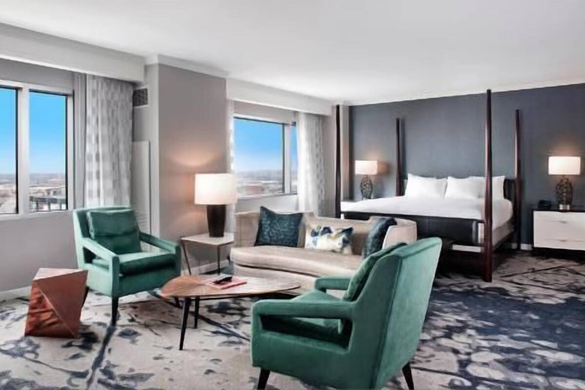 أغطية فراش متميزة وأسرّة بطبقة علوية مريحة وخزنة داخل الغرفة ومكتب