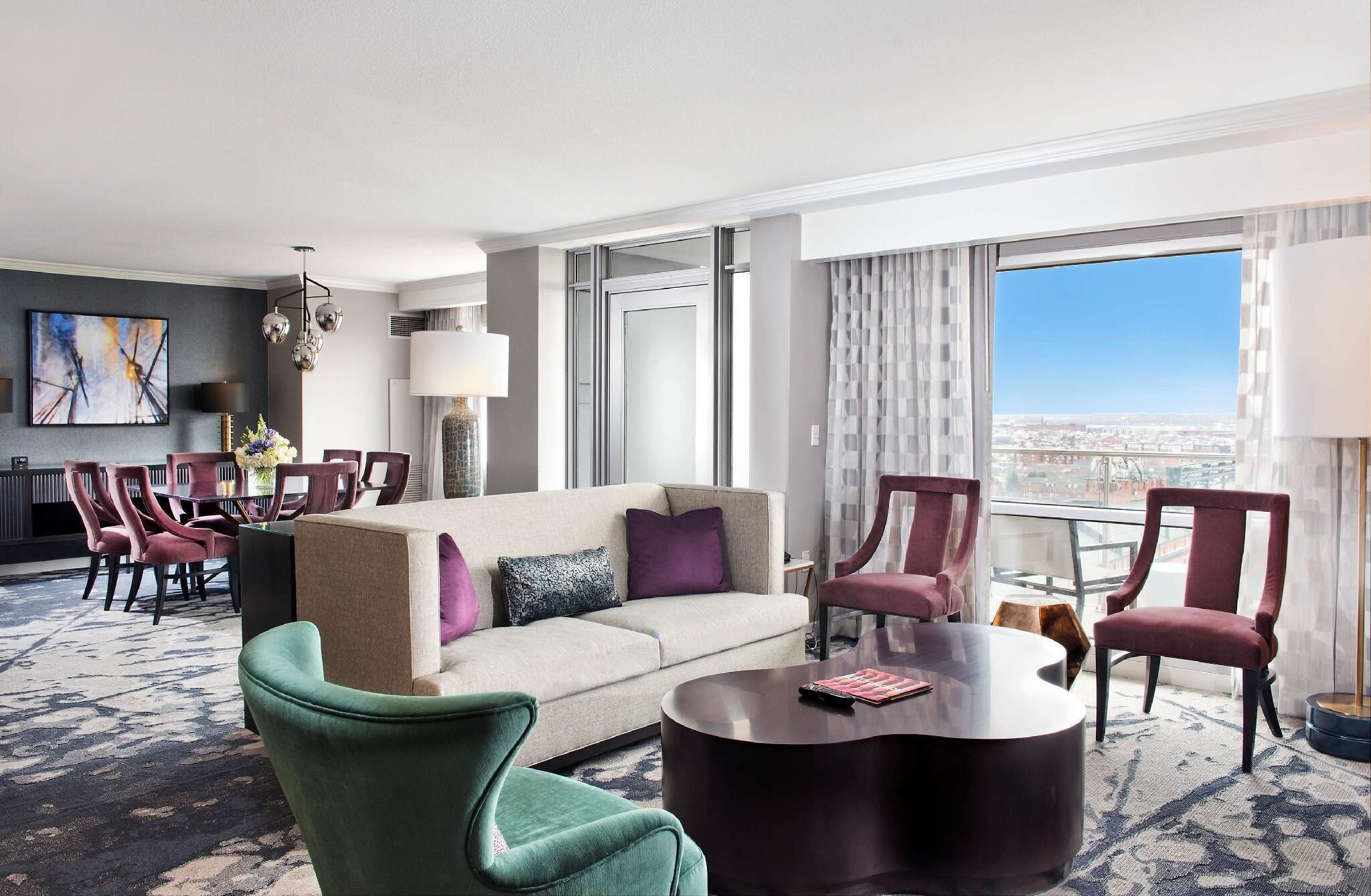 منطقة المعيشة | تلفزيون إل إي دي بحجم 50-بوصة يعرض قنوات تلفزيونية مميزة، تلفزيون