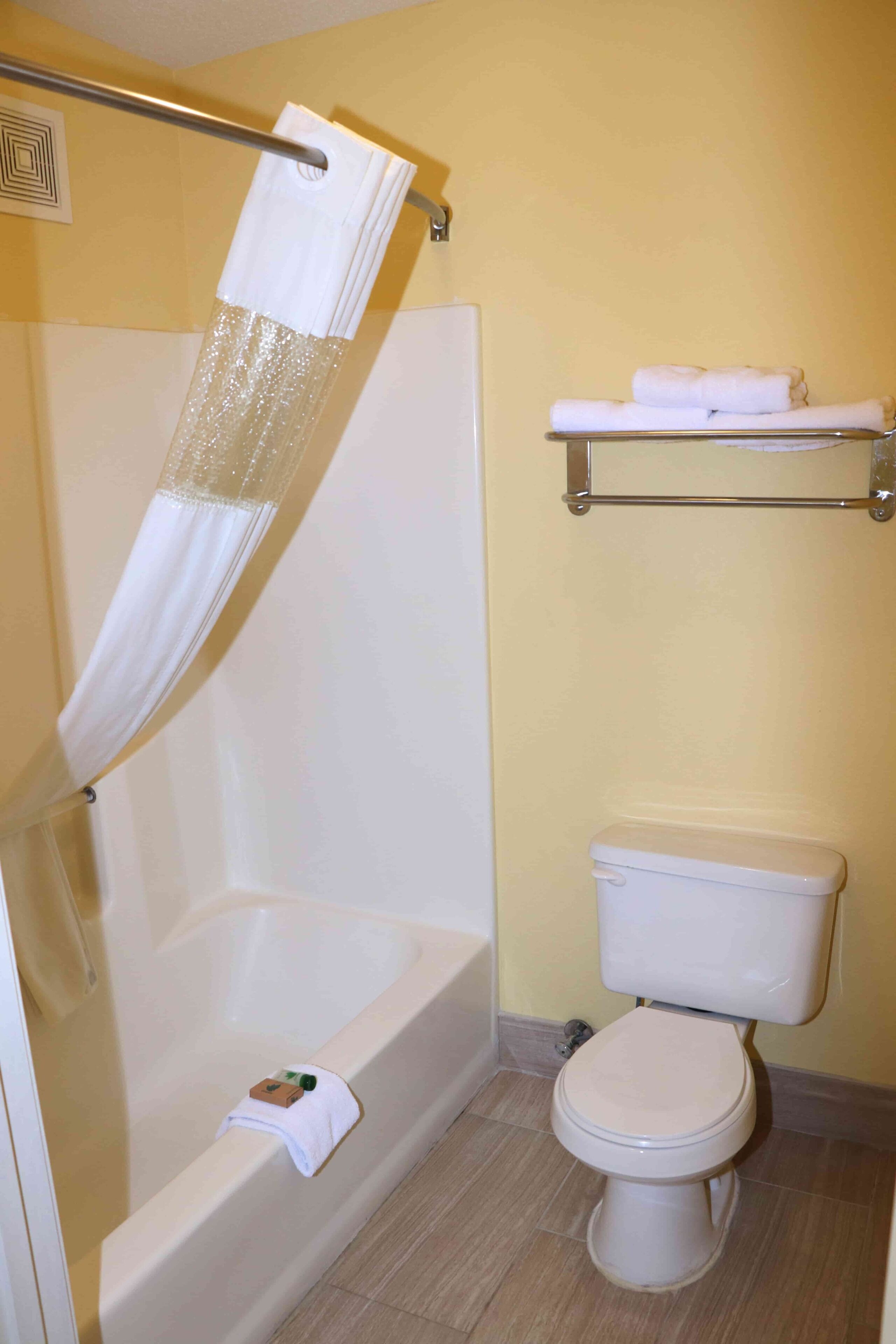 Combined shower/bathtub, hair dryer, towels