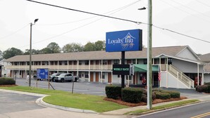 A motel with a sign indicating a weekly rate. - Loyalty Inn Hawkinsville (Hawkinsville)