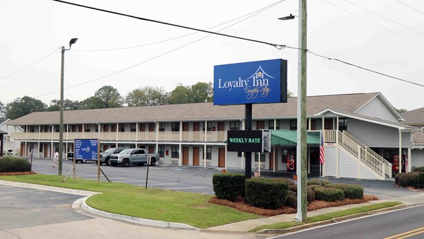 A motel with a sign indicating a weekly rate.