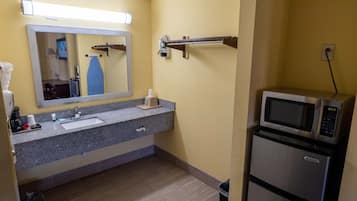 Ducha y bañera combinadas, secador de pelo y toallas