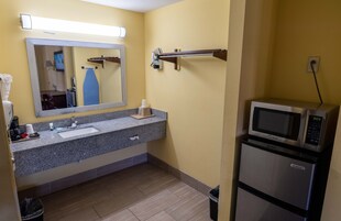 Combined shower/tub, hair dryer, towels