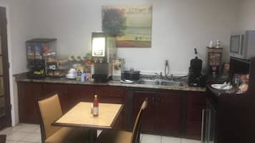 Desayuno continental gratuito y diario