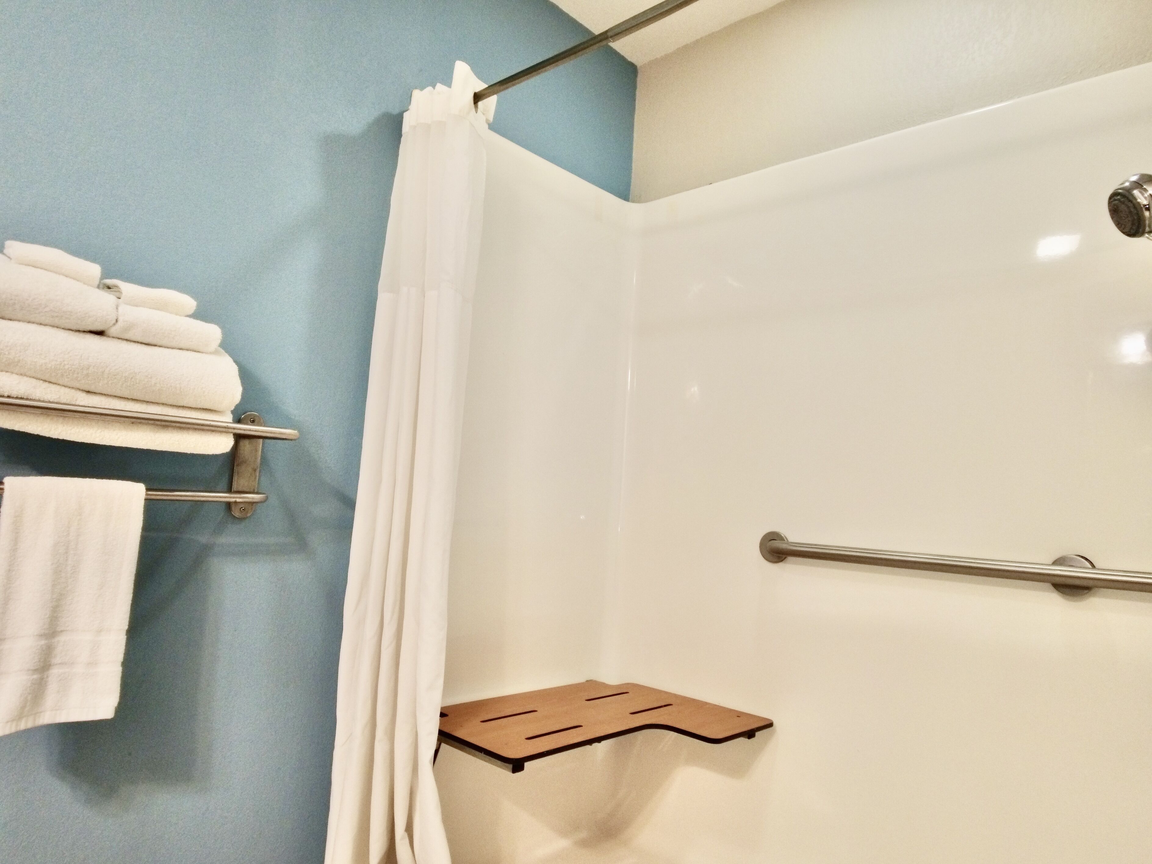 Combined shower/tub, free toiletries, hair dryer, towels