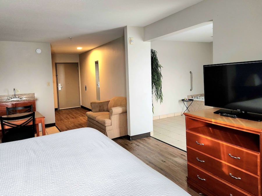 Suíte, 1 cama King, para não fumantes, banheira de hidromassagem | Roupas de cama premium, cofres nos quartos, escrivaninha