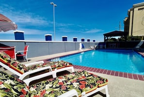 Outdoor pool - Days Inn & Suites by Wyndham Thibodaux (Thibodaux)