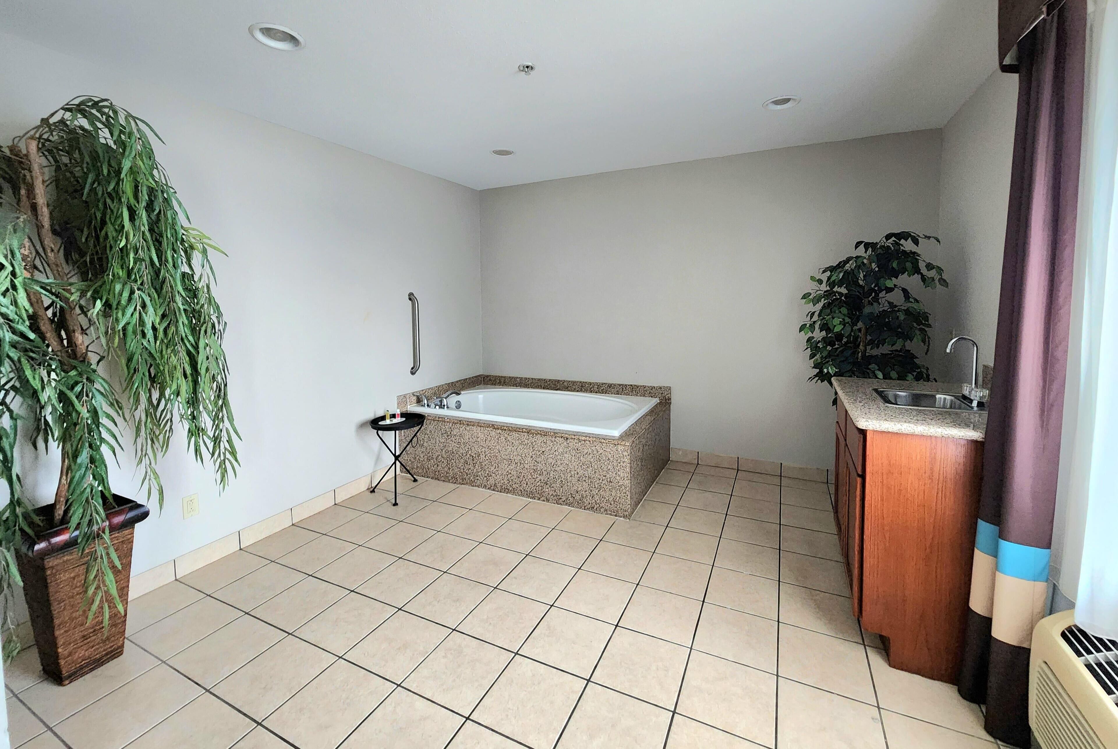 Suite, 1 King Bed, Non Smoking, Jetted Tub