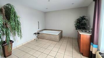 Suite, 1 King Bed, Non Smoking, Jetted Tub