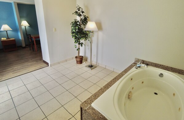 Suite, 1 King-Bett, Nichtraucher, Whirlpool | Badezimmer