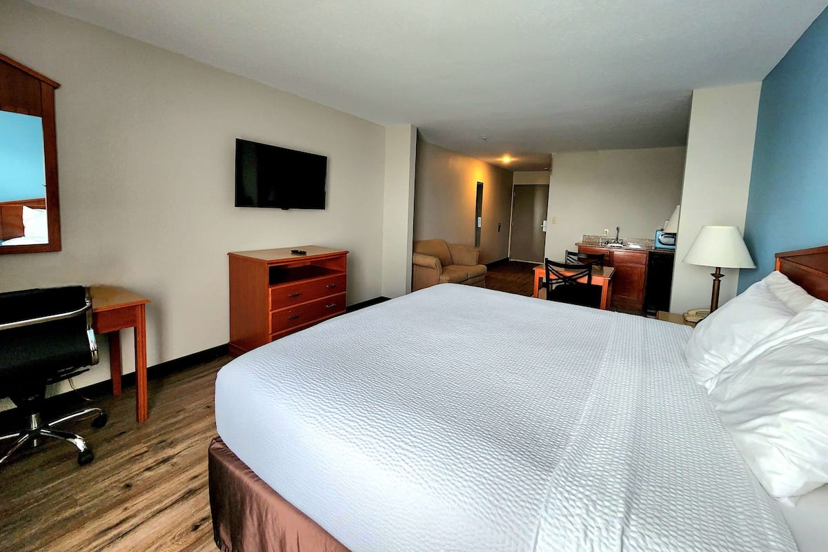 Ropa de cama de alta calidad y caja de seguridad en la habitación