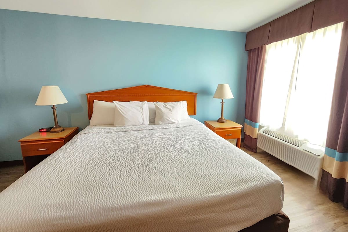 Ropa de cama de alta calidad y caja de seguridad en la habitación