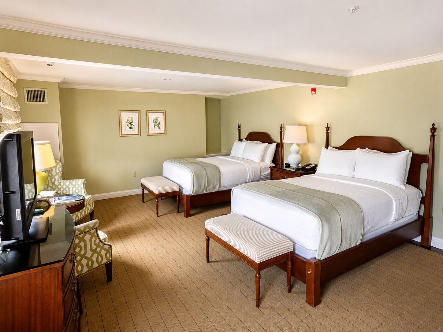 Hypo-allergenic bedding, desk, iron/ironing board, free WiFi