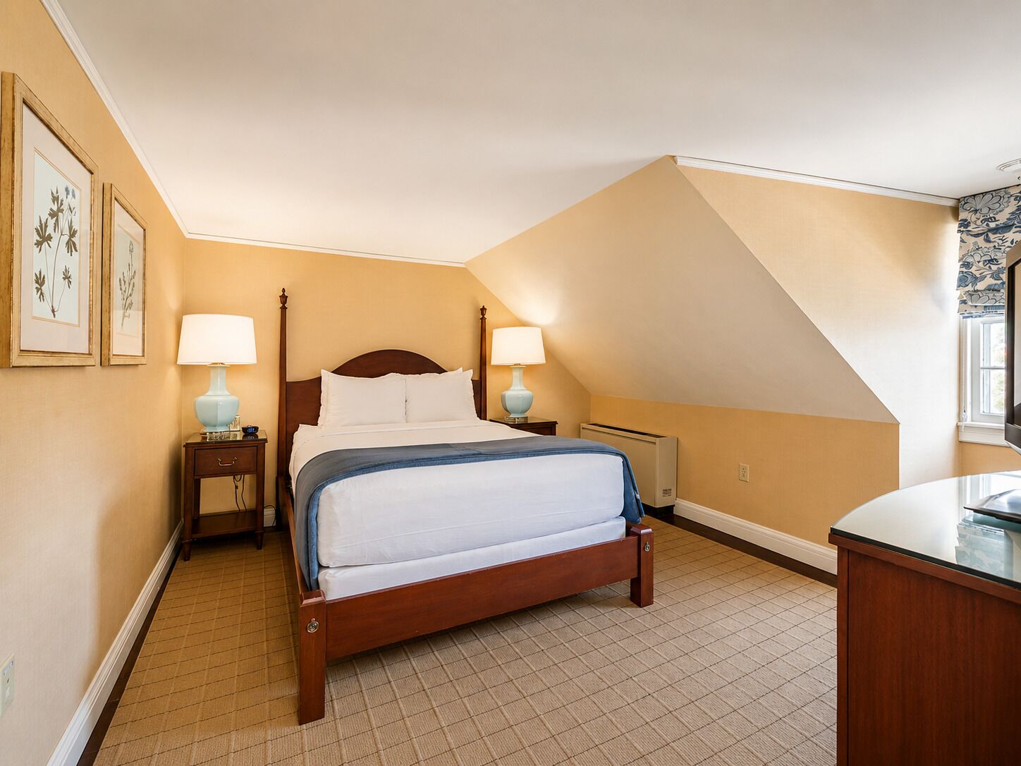 Room, 1 Queen Bed | Hypo-allergenic bedding, desk, iron/ironing board, free WiFi